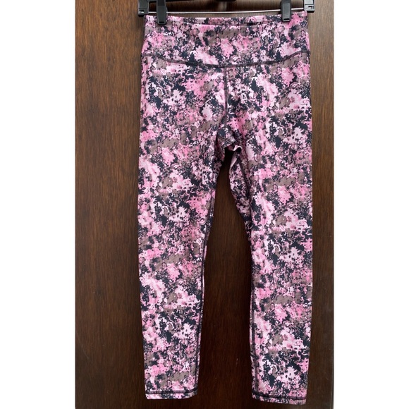 Fabletics Define Mid-Rise Capri - Picture 3 of 4